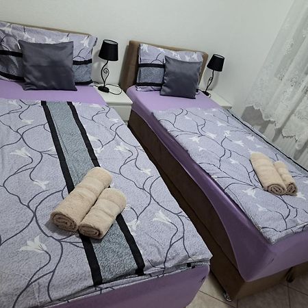 Apartmani Marijamagdalena Gračac Zewnętrze zdjęcie