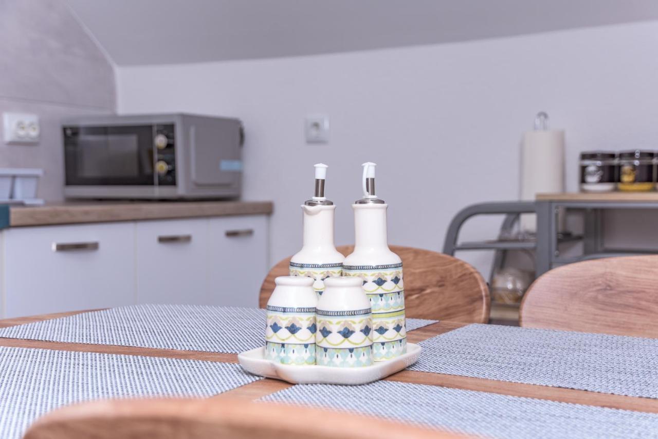 Apartmani Marijamagdalena Gračac Zewnętrze zdjęcie