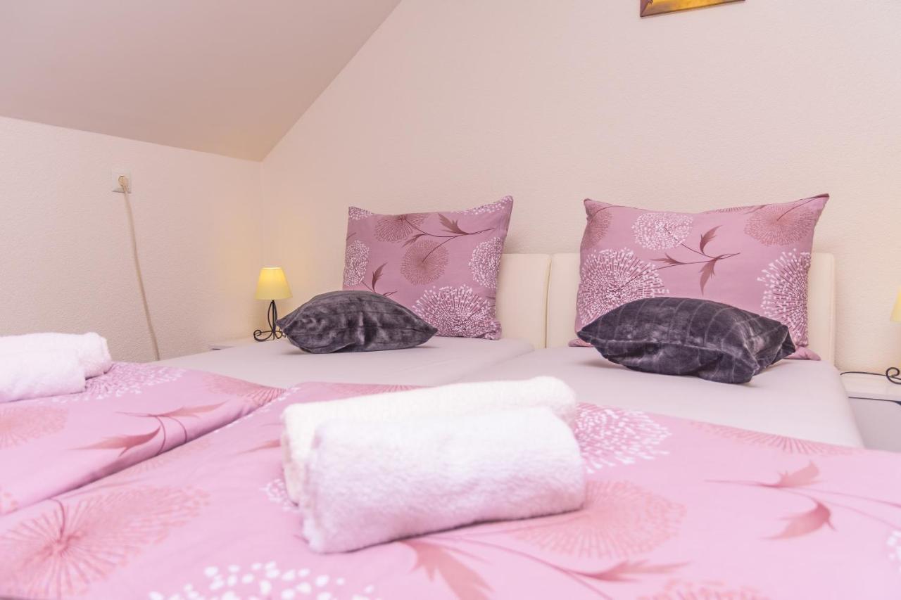 Apartmani Marijamagdalena Gračac Zewnętrze zdjęcie