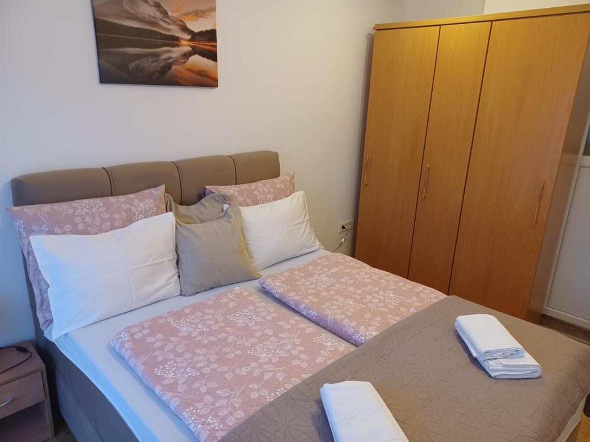 Apartmani Marijamagdalena Gračac Zewnętrze zdjęcie