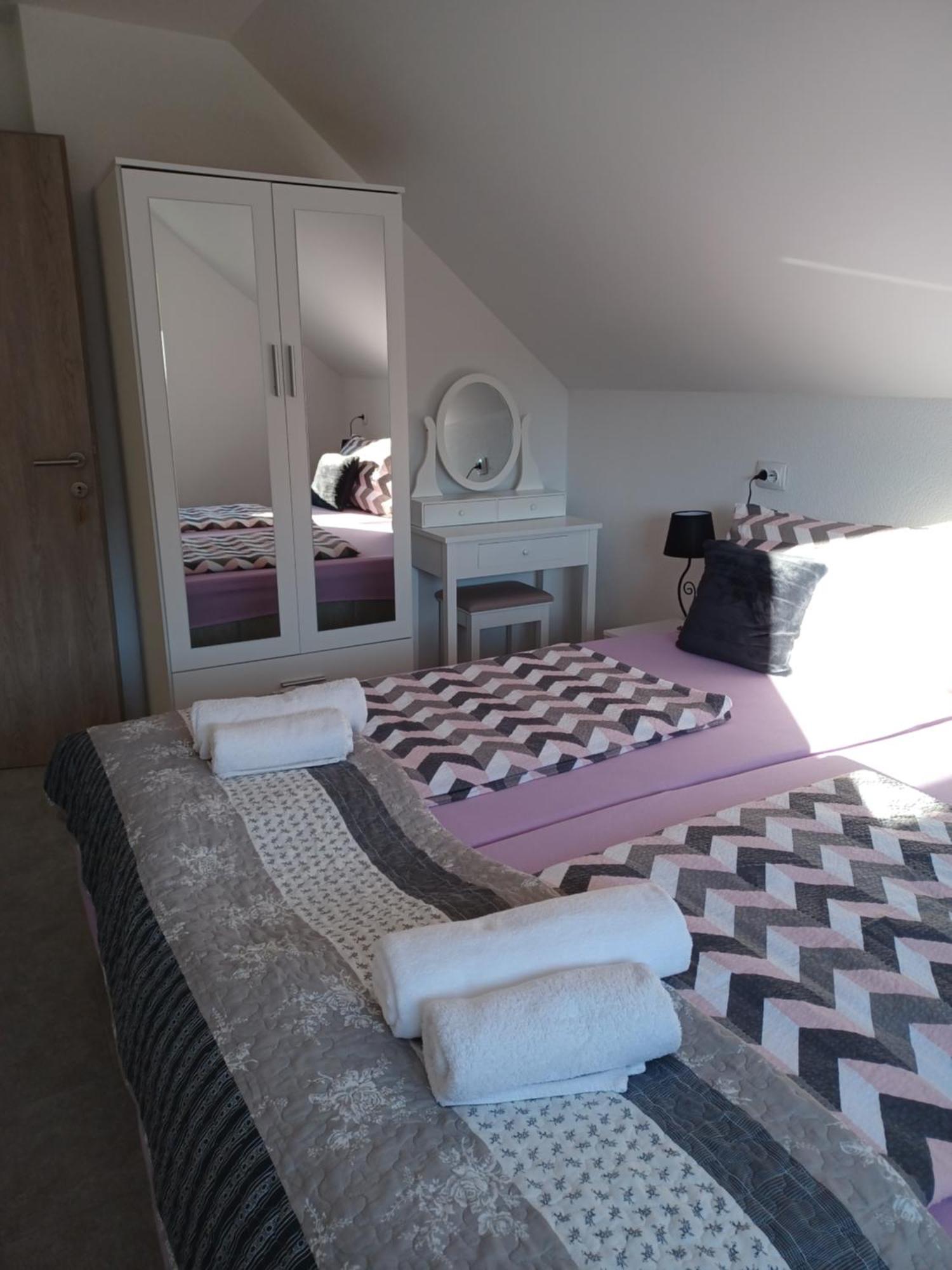 Apartmani Marijamagdalena Gračac Zewnętrze zdjęcie