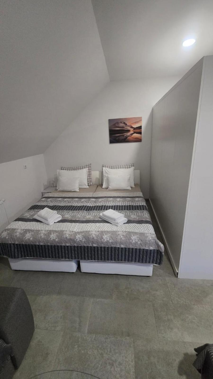 Apartmani Marijamagdalena Gračac Zewnętrze zdjęcie